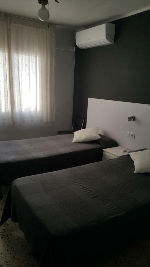 Hostal Can Joanet กัมบริลส์ ภายนอก รูปภาพ